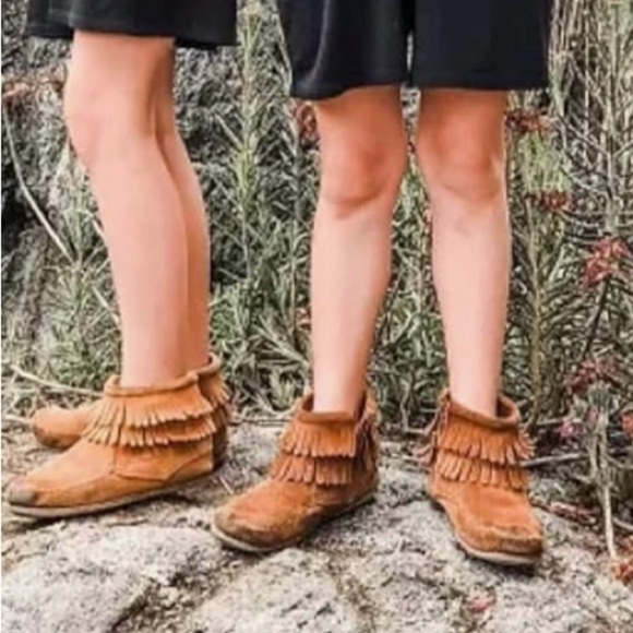 Minnetonka Children's Double Fringe Side Zip Boot, Brown, Leather Suede Size 6 - Picture 15 of 16